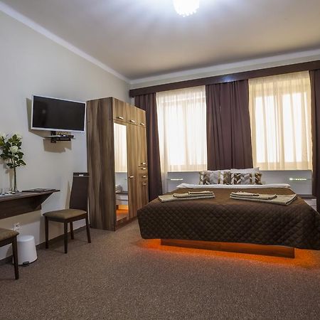 Luxury Air-Conditioned Rooms In Old Town ブラチスラヴァ エクステリア 写真