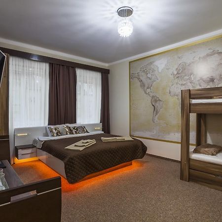 Luxury Air-Conditioned Rooms In Old Town ブラチスラヴァ エクステリア 写真