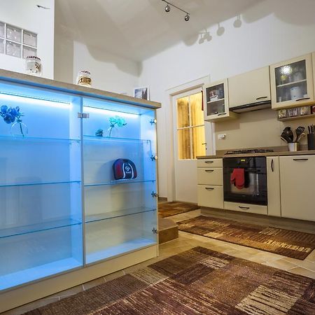 Luxury Air-Conditioned Rooms In Old Town ブラチスラヴァ エクステリア 写真