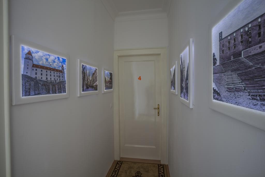 Luxury Air-Conditioned Rooms In Old Town ブラチスラヴァ エクステリア 写真