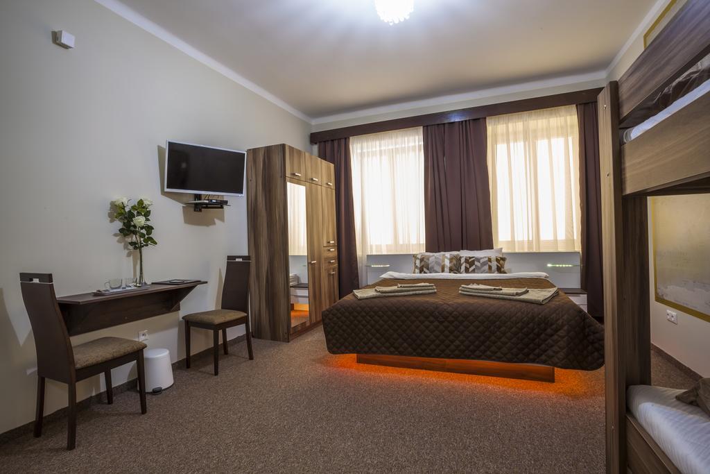 Luxury Air-Conditioned Rooms In Old Town ブラチスラヴァ エクステリア 写真