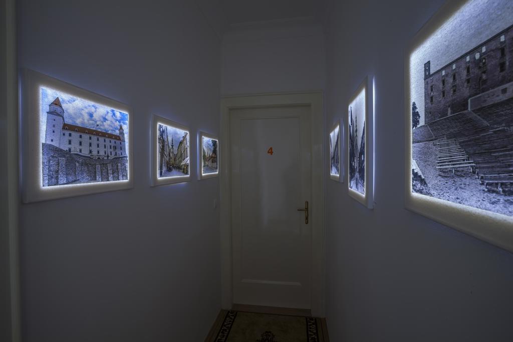 Luxury Air-Conditioned Rooms In Old Town ブラチスラヴァ エクステリア 写真