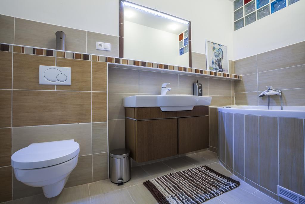 Luxury Air-Conditioned Rooms In Old Town ブラチスラヴァ エクステリア 写真