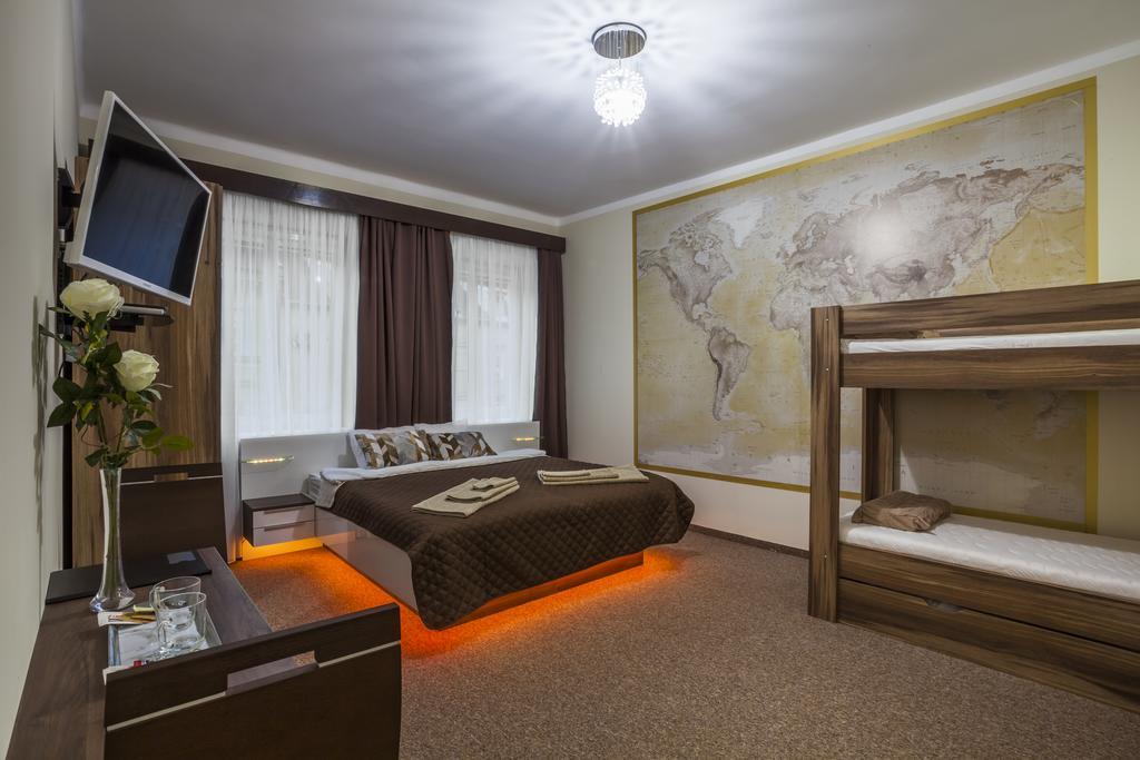 Luxury Air-Conditioned Rooms In Old Town ブラチスラヴァ エクステリア 写真