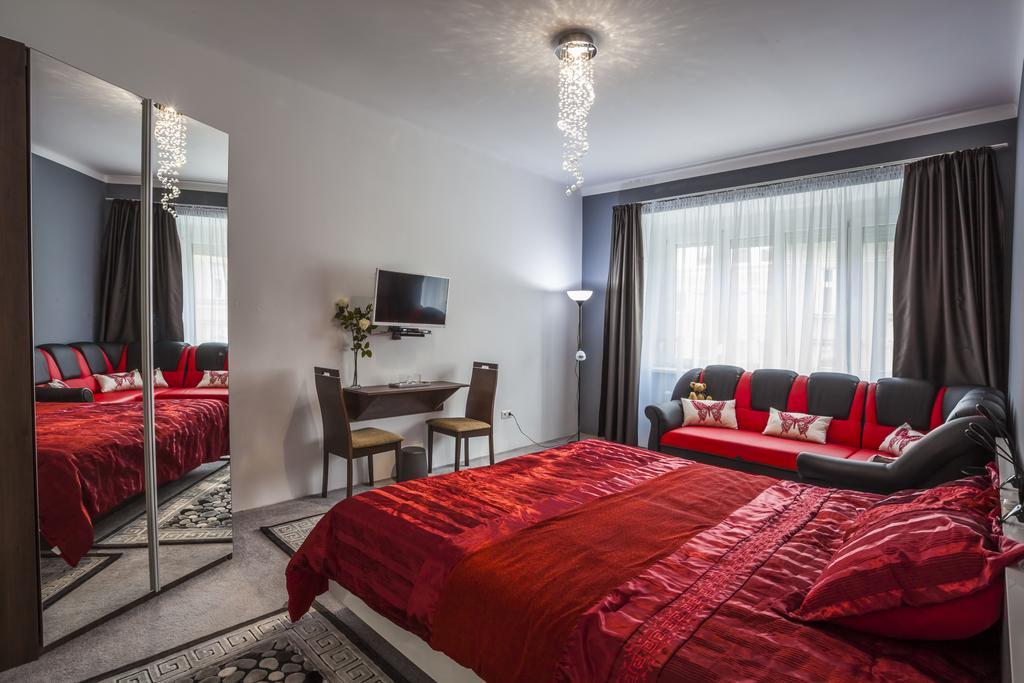 Luxury Air-Conditioned Rooms In Old Town ブラチスラヴァ エクステリア 写真
