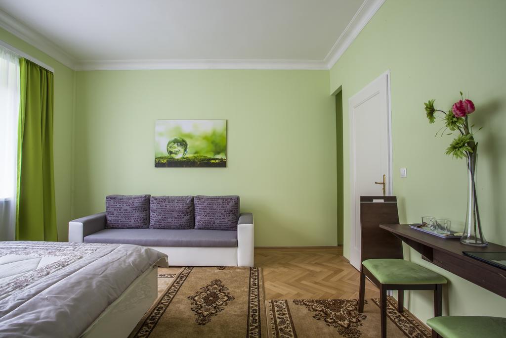 Luxury Air-Conditioned Rooms In Old Town ブラチスラヴァ エクステリア 写真