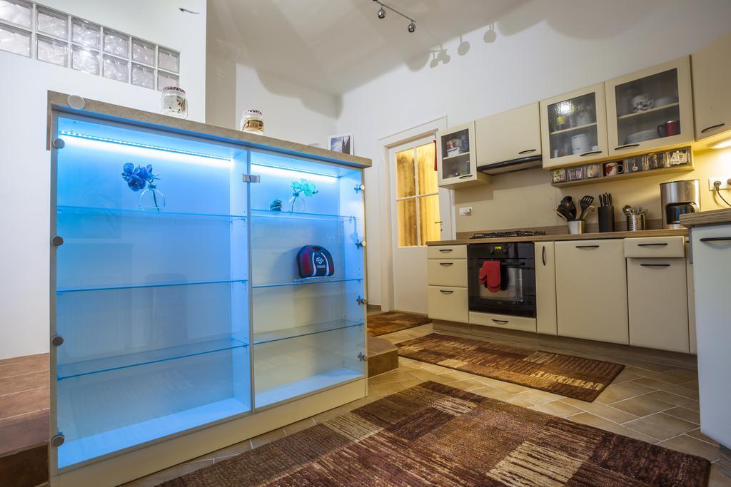 Luxury Air-Conditioned Rooms In Old Town ブラチスラヴァ エクステリア 写真
