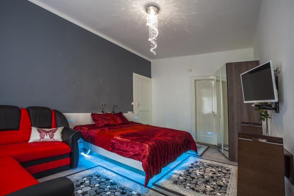 Luxury Air-Conditioned Rooms In Old Town ブラチスラヴァ エクステリア 写真