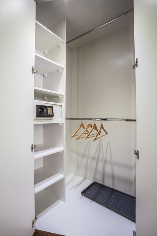 Luxury Air-Conditioned Rooms In Old Town ブラチスラヴァ エクステリア 写真