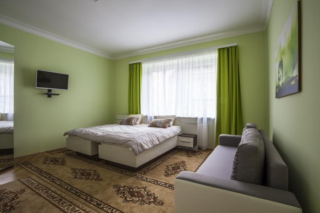 Luxury Air-Conditioned Rooms In Old Town ブラチスラヴァ エクステリア 写真