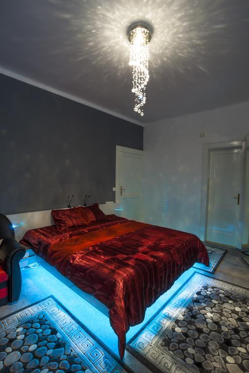Luxury Air-Conditioned Rooms In Old Town ブラチスラヴァ エクステリア 写真