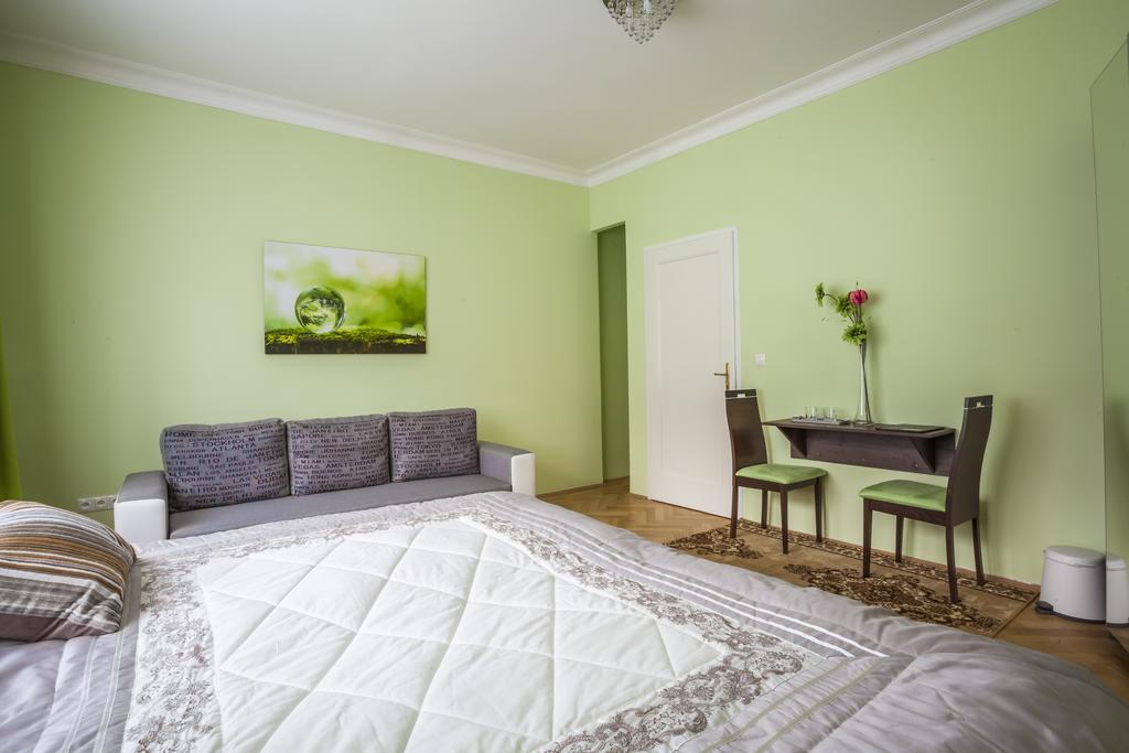 Luxury Air-Conditioned Rooms In Old Town ブラチスラヴァ エクステリア 写真
