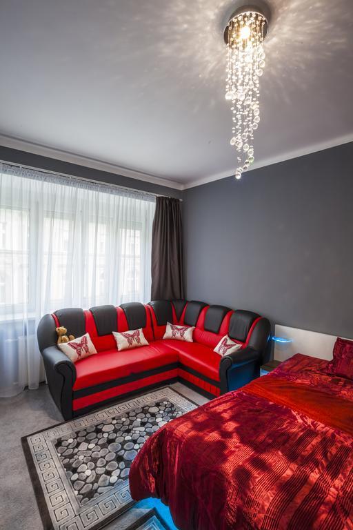 Luxury Air-Conditioned Rooms In Old Town ブラチスラヴァ エクステリア 写真